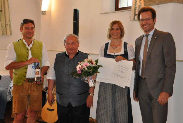 Übergabe Ehrenzeichen an Barbara Walter mit Landrat und Bürgermeister