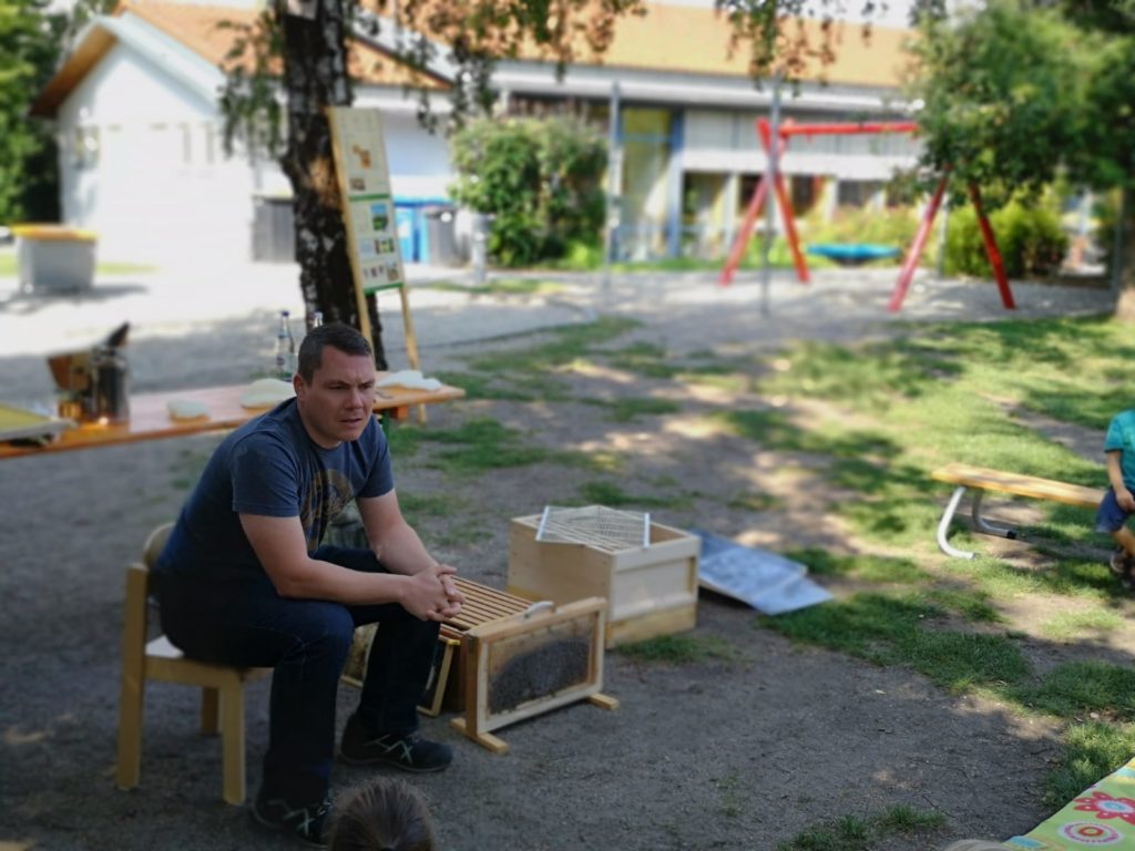 Andreas Seitz zeigt den Kindern des Kindergarten Karlshuld die Arbeiten eines Imkers.